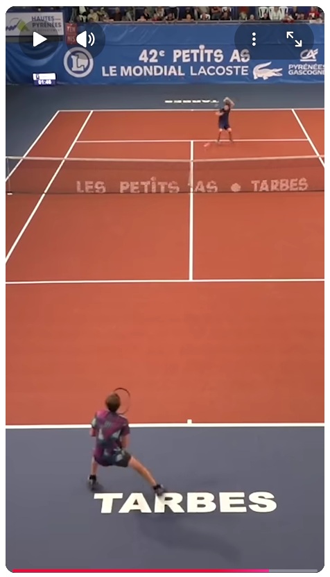 Ambidextrous tennis match